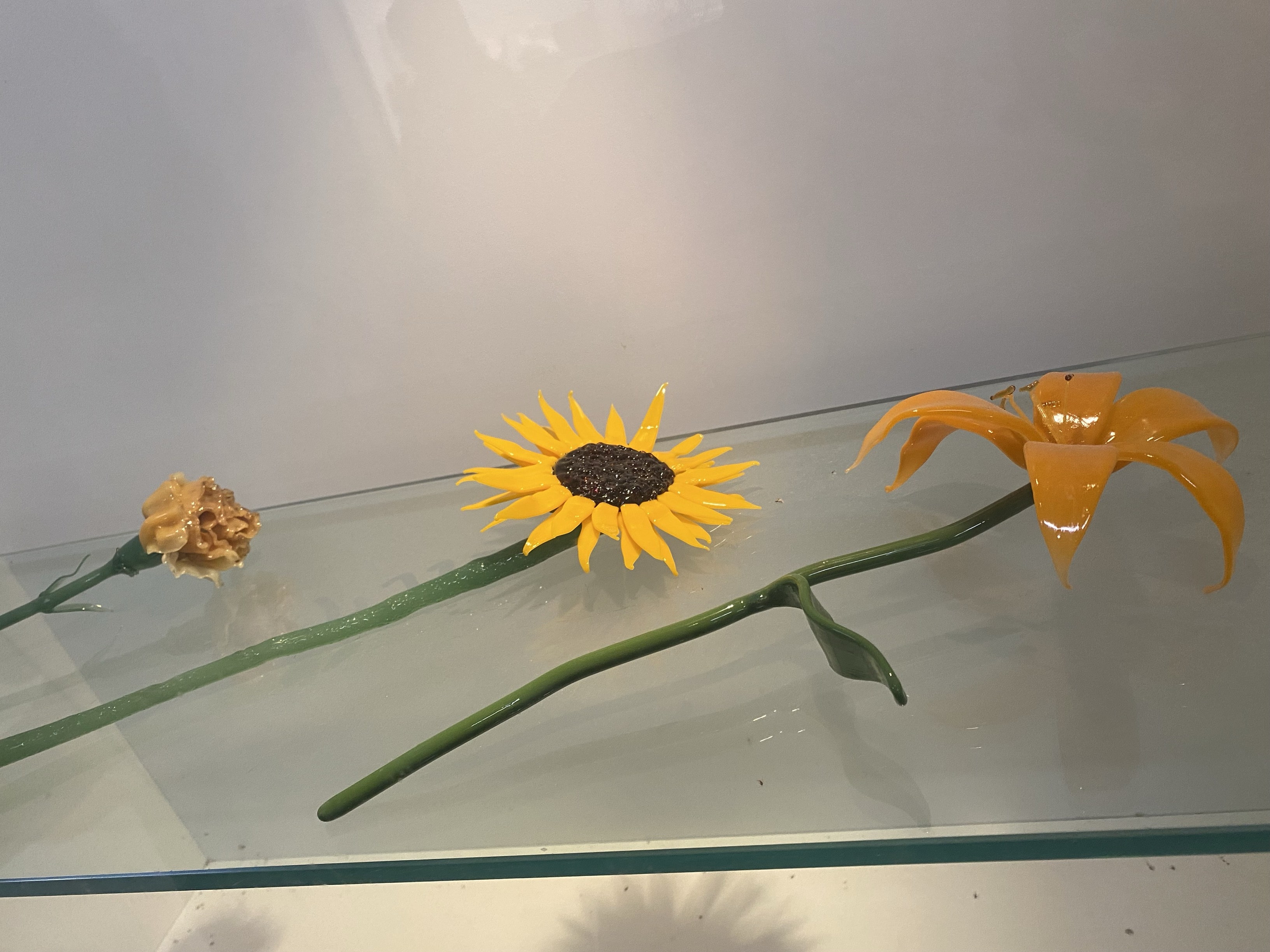 These are bouquets made of glass. They have sunflowers, roses and carnations. <div class='container'><iframe class='responsive-iframe' src='https://www.youtube.com/embed/tgbNymZ7vqY'></iframe></div>